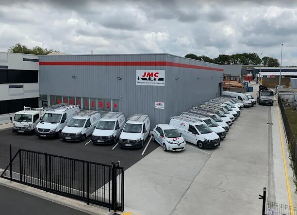 Siège de l'entreprise JMC Couverture avec atelier et flotte de camionnettes d'intervention