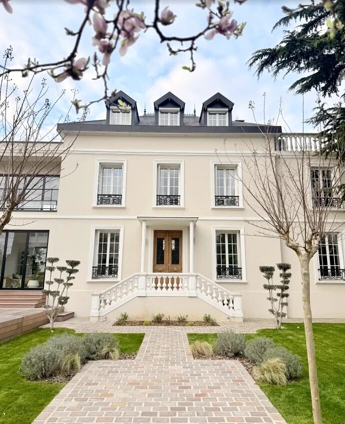Maison bourgeoise rénovée en Île-de-France : toiture mansardée en ardoise et lucarnes en zinc réalisées par JMC Couverture