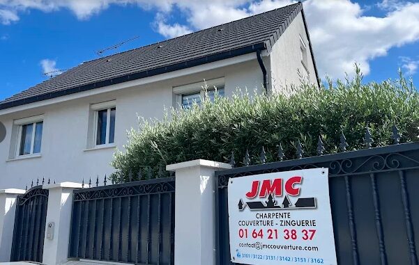 Pavillon avec toiture rénovée en tuiles anthracite, VELUX et gouttières remplacés par JMC Couverture, panneau de chantier sur le portail